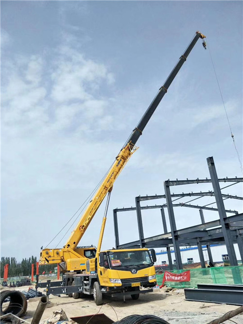 来凤县超高层建筑钢结构吊装案例